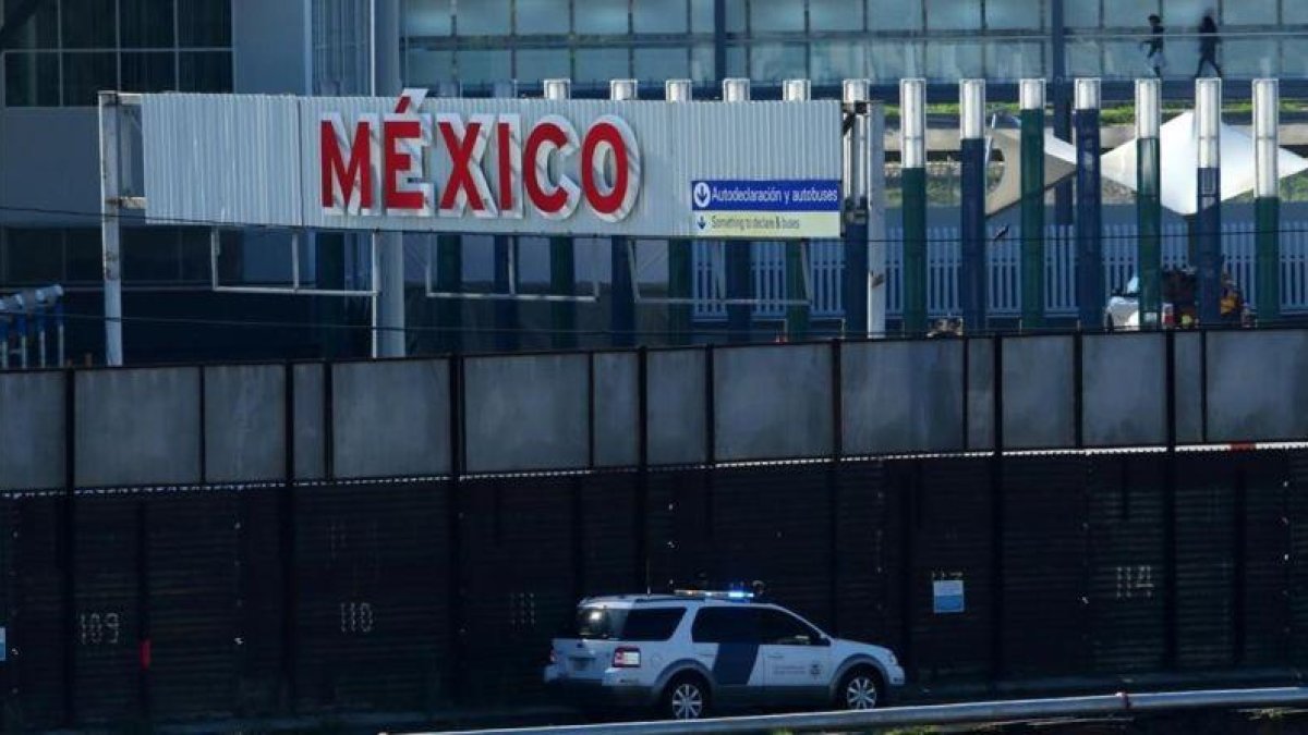 Un vehículo de patrullas de fronteras de EEUU pasa junto al muro entre México y EEUU en San Ysidro (California), este miércoles.