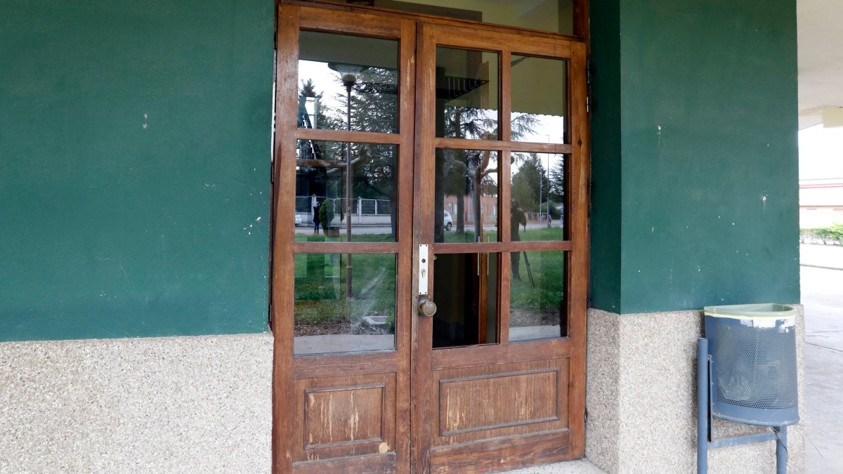 Puerta con los cristales rotos de la casa de Mansilla de las Mulas donde tuvo lugar el asesinato. MARCIANO PÉREZ