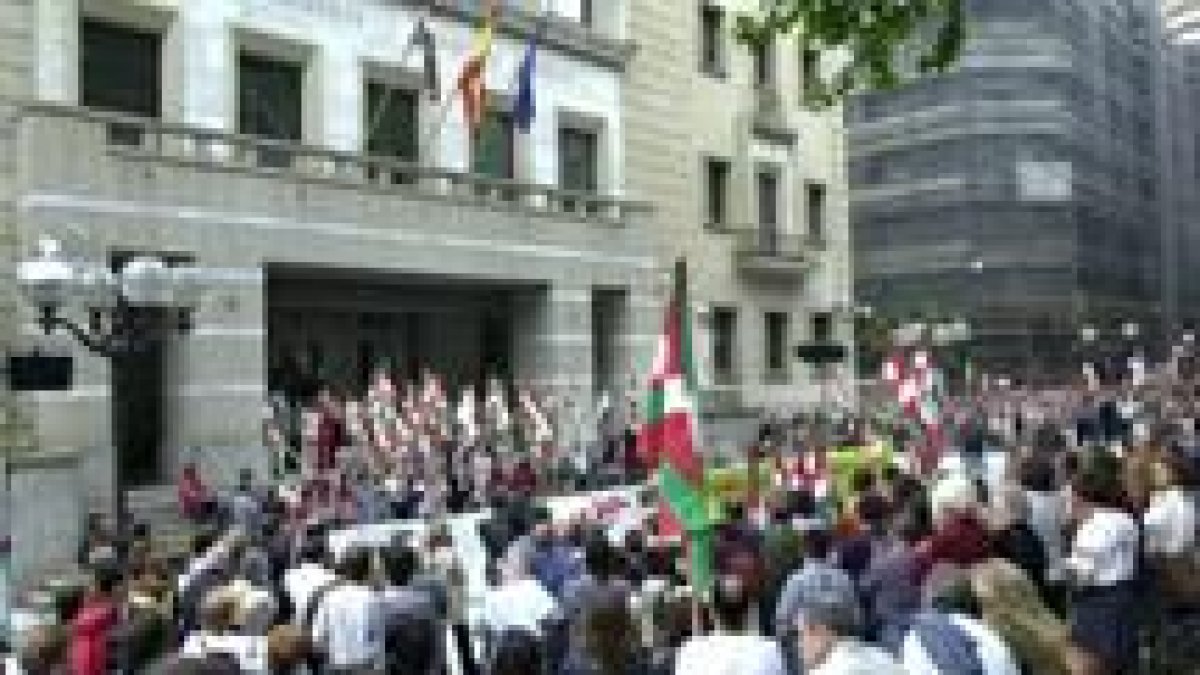 Unas dos mil personas protestaron ayer en Bilbao por la exclusión de AuB de las elecciones del 25-M