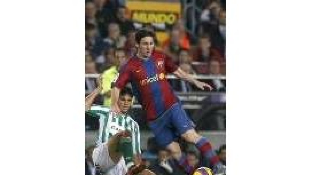 Messi intenta escaparse de un rival verdiblanco en el partido de ayer
