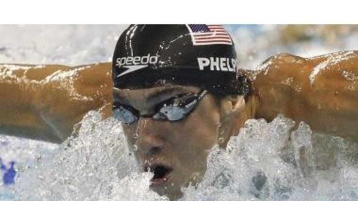 El nadador estadounidense Michael Phelps compite en la semifinal de 200m.