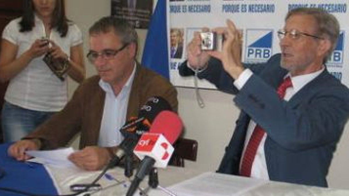 Carballo, junto al secretario del PRB, Antonio Gallardo, fotografió a los periodistas al comienzo de