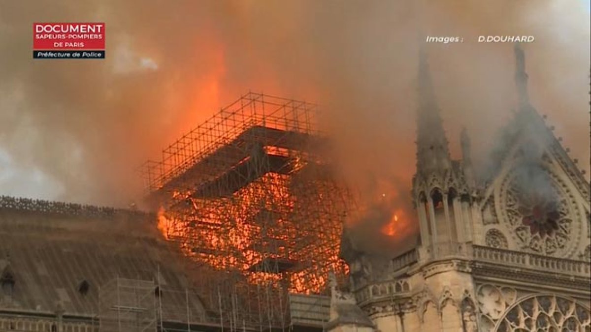 El incendio de la catedral de Notre Dame, grabado por los bomberos de París.