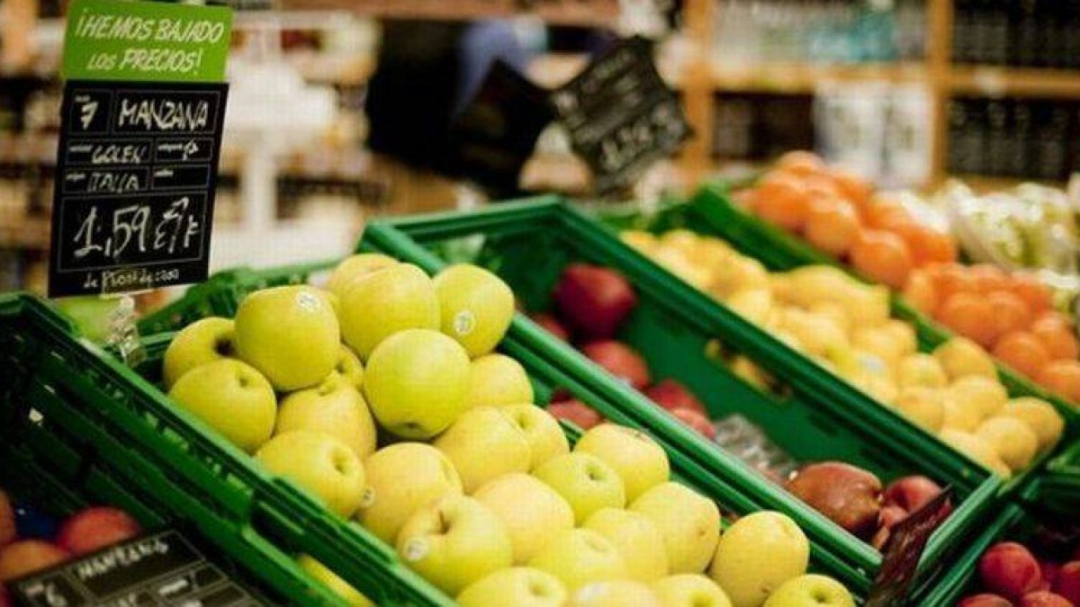 Imagen de un puesto de fruta en un supermercado.