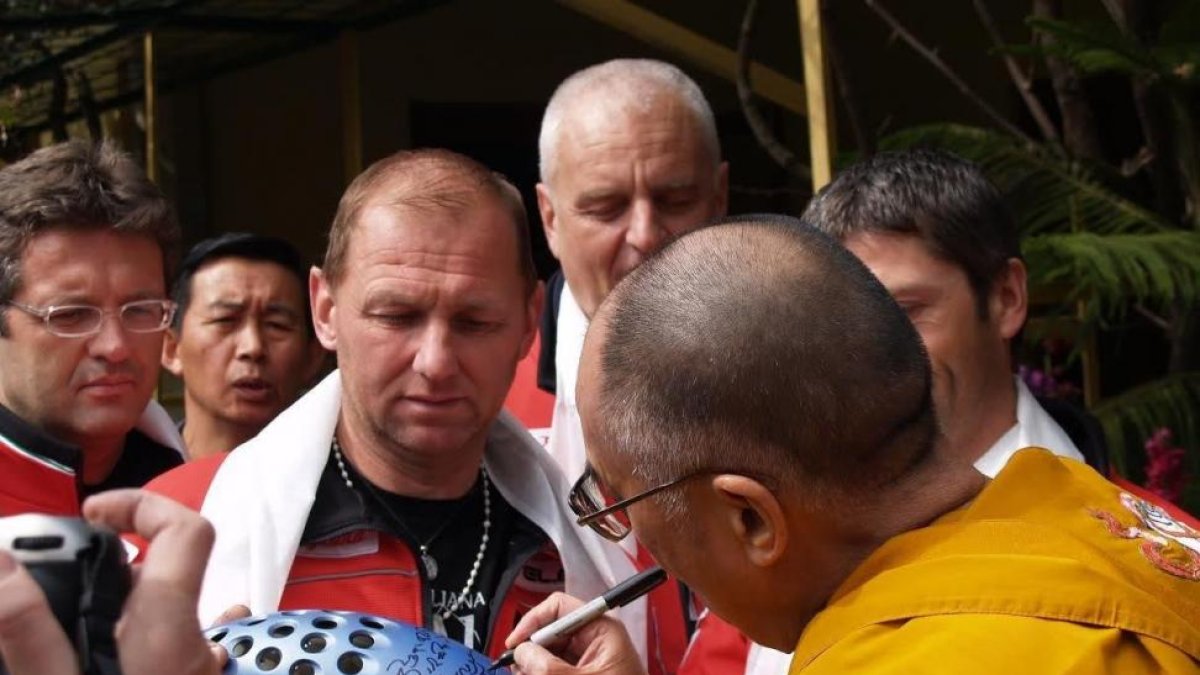 El Dalai Lama en el momento de firmar la antorcha que subasta el sitio de subastas online catawiki.es