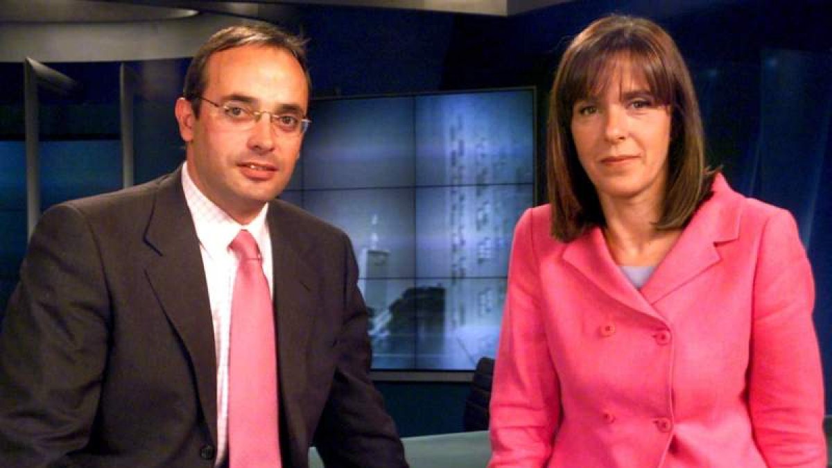 Imagen de archivo de la presentadora Ana Blanco con Alfredo Urdaci.