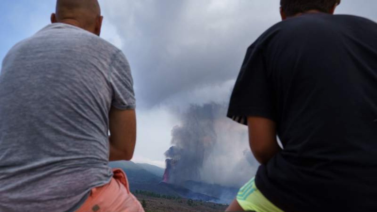 Varias personas observan la actividad de la erupción desde Tajuya, en El Paso. RAMÓN DE LA ROCHA