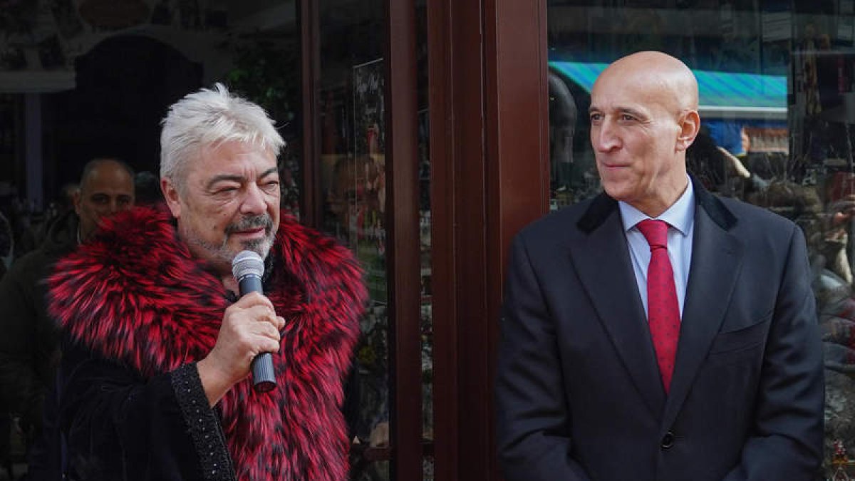 Antonio Canales y José Antonio Diez, durante el acto celebrado ayer en el Bar Azaila. MIGUEL F. B.