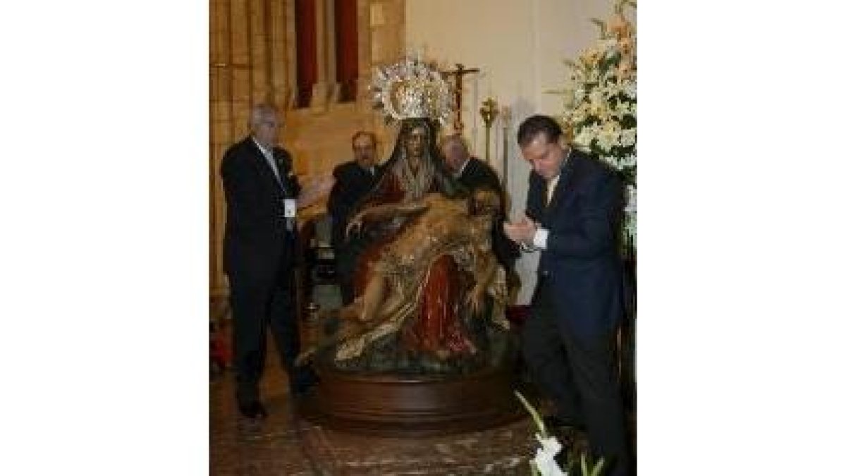 El alcalde, en primer término, tras haber desvelado la reconstrucción de La Virgen de la Piedad