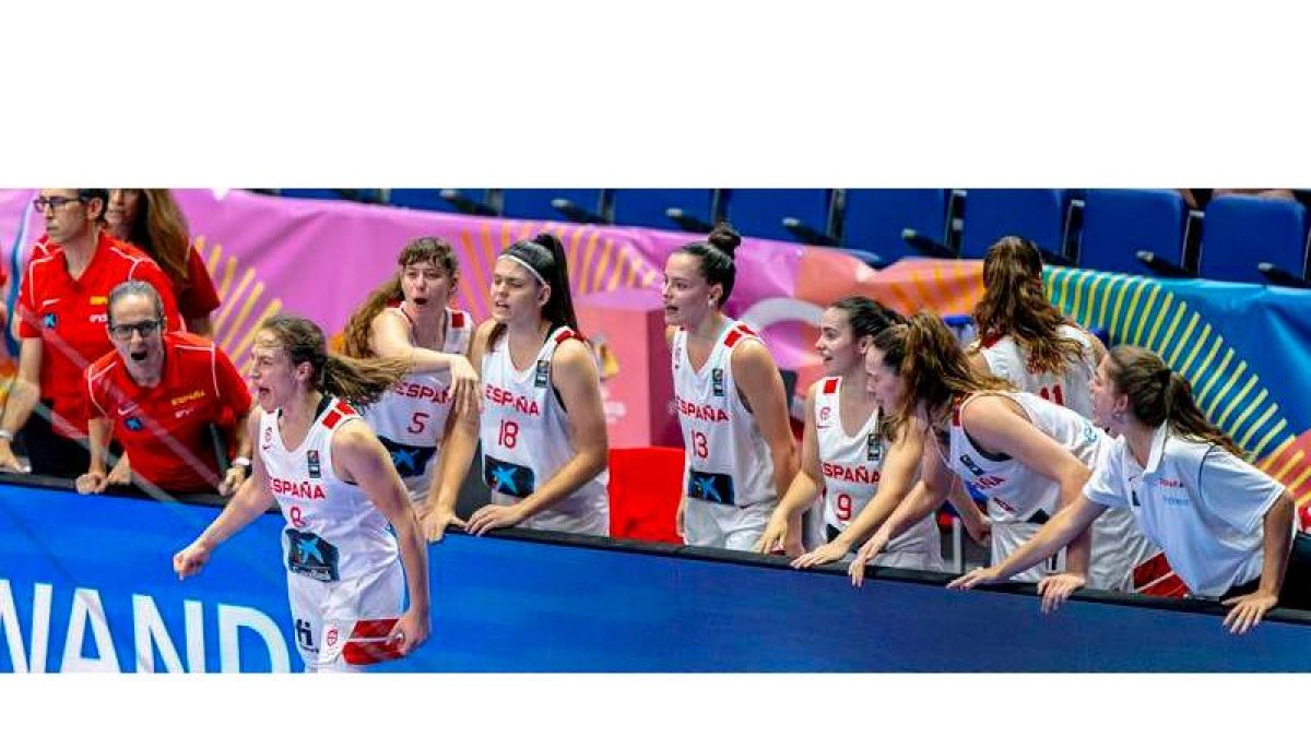 La jugadora leonesa Alicia Flórez Getino celebra al lado del banquillo una jugada de acierto de España en la final frente a Estados Unidos. FEB
