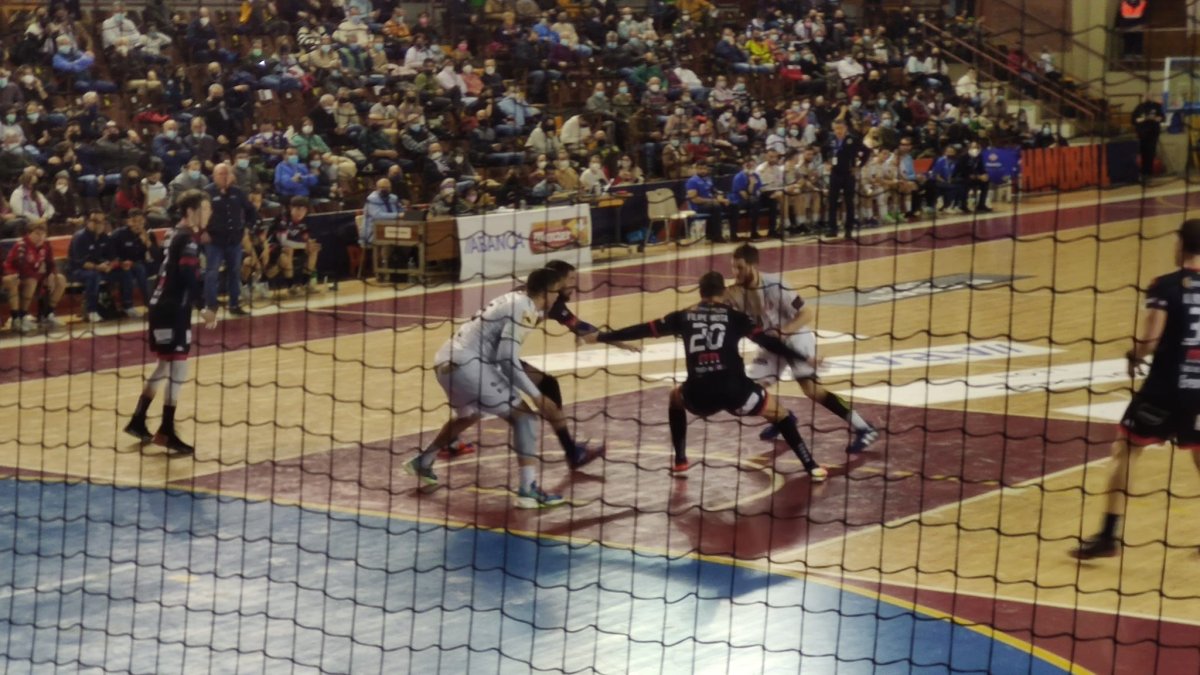 Una de las jugadas del partido en el Palacio de Deportes. DL