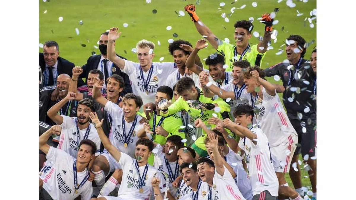 El leonés Iván Morante, sentado en el centro, celebra junto a sus compañeros el triunfo del Madrid en la final de la Liga de Campeones. BOTT