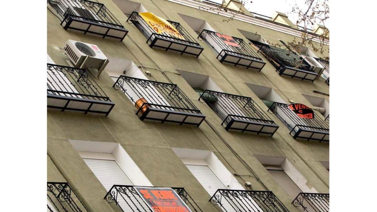 Un bloque con varios pisos en venta en el centro de Madrid, en una imagen de archivo. JAVIER LIZÓN