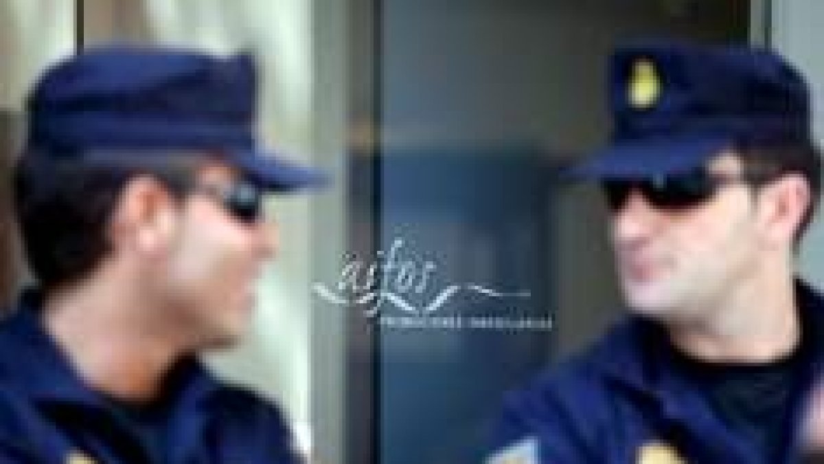 Agentes de la policía vigilan la sede central de la promotora Aifos
