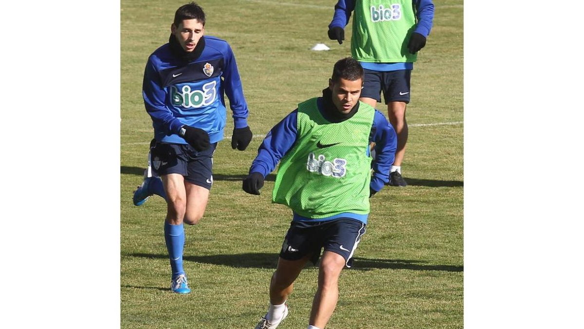 Acorán, con el balón en el entrenamiento, vio en Burgos la quinta tarjeta de ciclo.