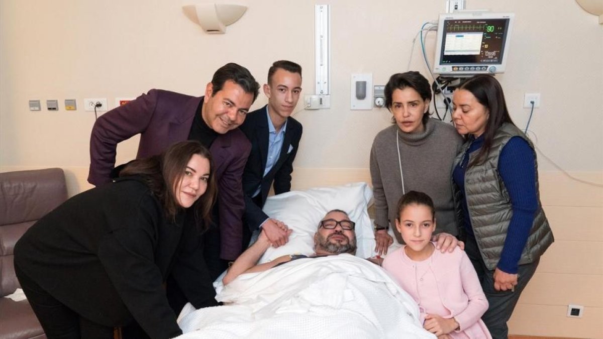El rey Mohamed VI, con sus familiares en el hospital.