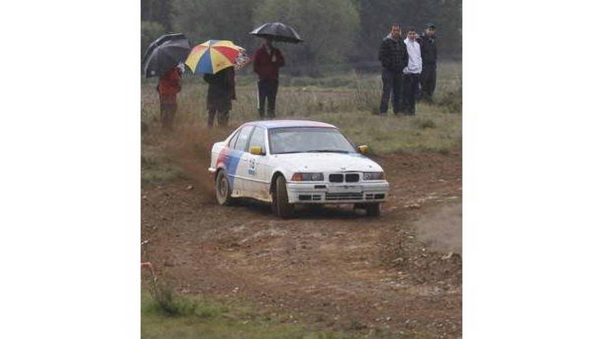 Alberto Aller Blanco, con su BMW 325, en una de las zonas más complicadas de la carrera.