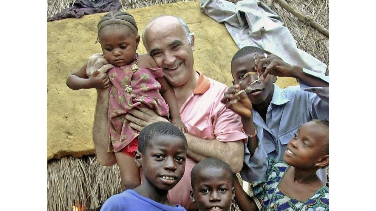 Manuel García Viejo con un grupo de niños en el país africano donde ha realizado su trabajo.