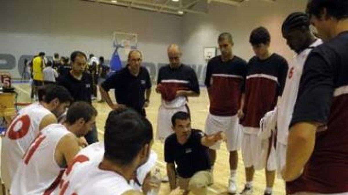 Javier de Grado da instrucciones a sus jugadores.