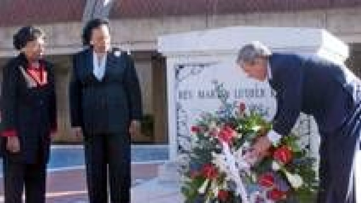 Bush deposita flores en la tumba de Martin Luther King