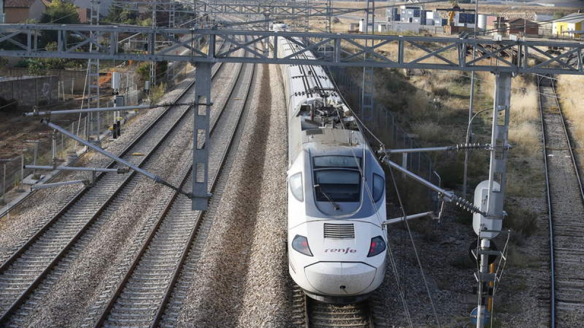 Un tren en la línea de alta velocidad, en la entrada sur de León. RAMIRO