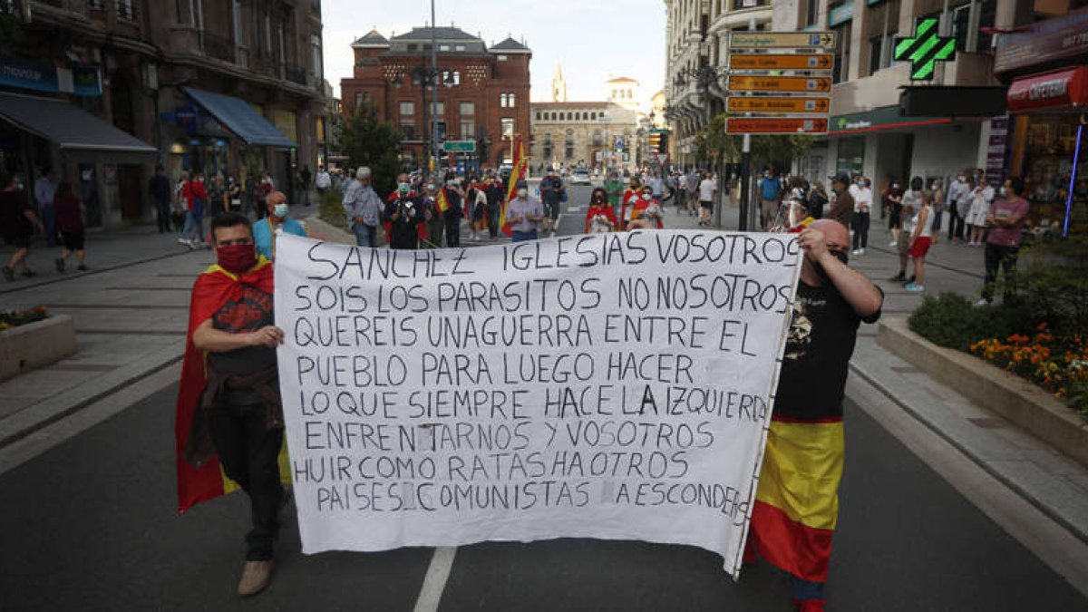 Pancarta de la protesta ayer por Ordoño. JESÚS F. SALVADORES