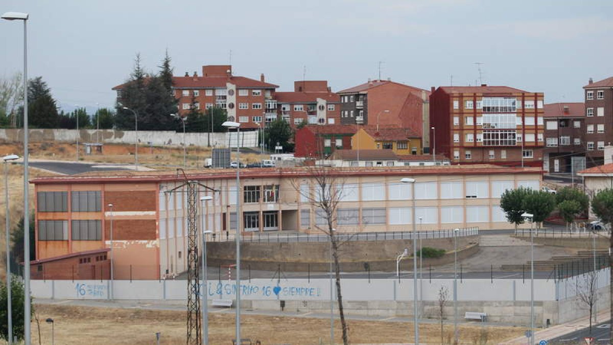 Aunque se han hecho pequeños arreglos, en el colegio Cervantes falta reponer la cubierta.