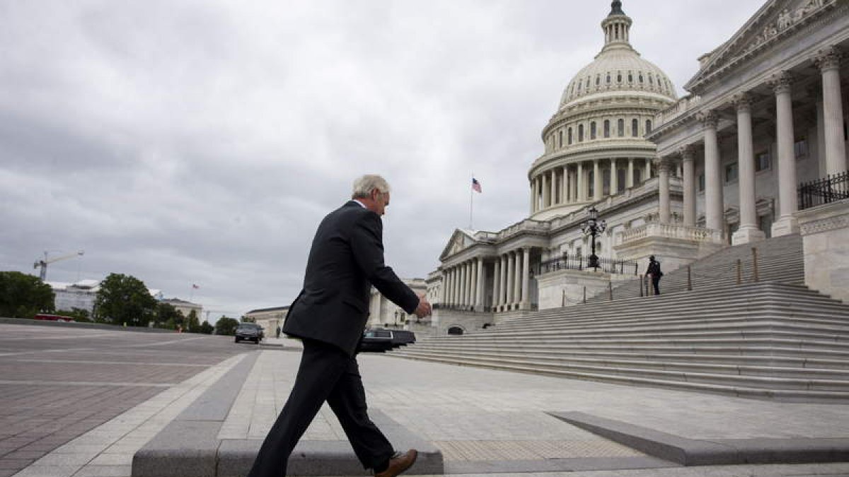 Joe Biden se dirige al acceso al Senado de los Estados Unidos. MICHAEL REYNOLDS