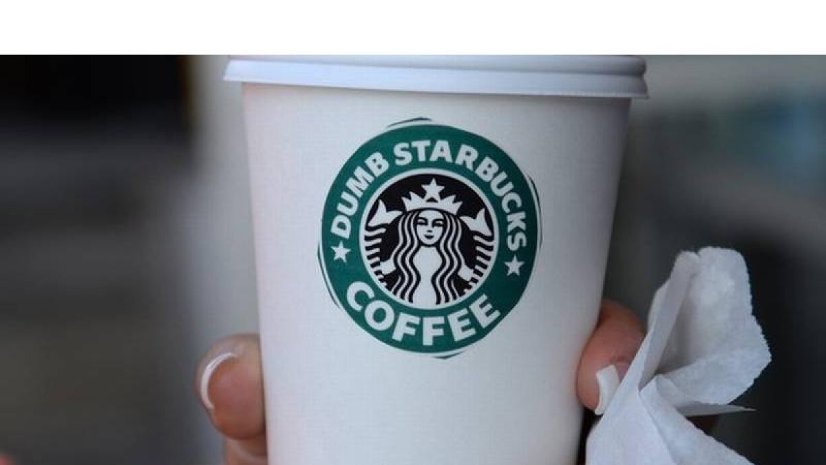 Uno de los vasos de café ideados para la falsa tienda de Starbucks.