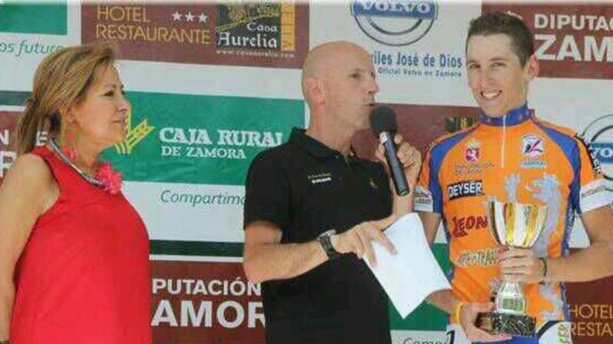 Víctor Martínez, en el podio de la Vuelta a Zamora.