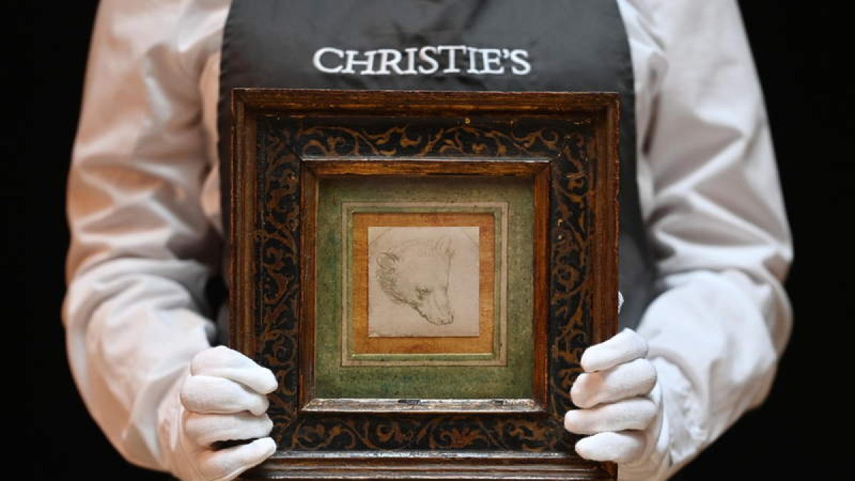 Una empleada de Christie’s sostiene el dibujo de Da Vinci. ANDY RAIN