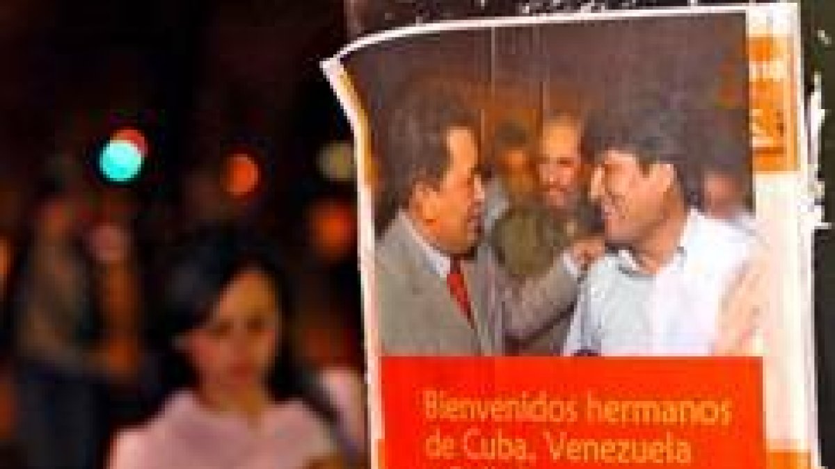 La ciudad de Córdoba luce carteles de bienvenida a Chávez, Castro y Morales