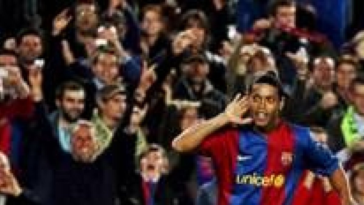Ronaldinho celebra su gol, conseguido a pase de Giuly, con los aficionados