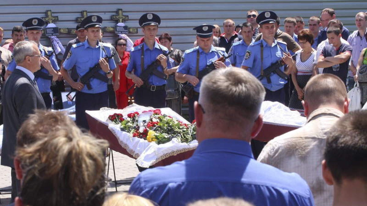 Policías ucranianos asisten a un funeral por tres compañeros muertos en Donetsk.
