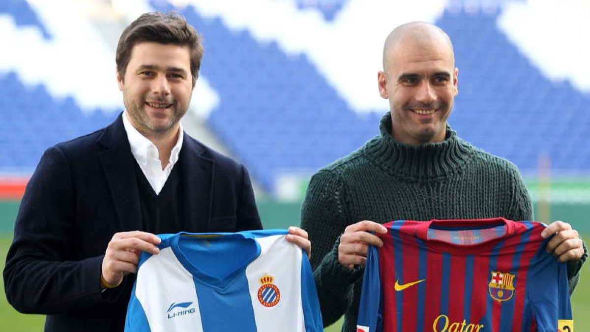 Pochettino (i) y Guardiola con las camisetas de sus equipos.