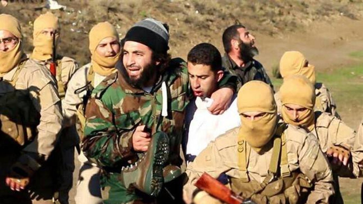 Yihadistas exhiben al piloto jordano capturado, en una imagen difundida por el Estado Islámico.
