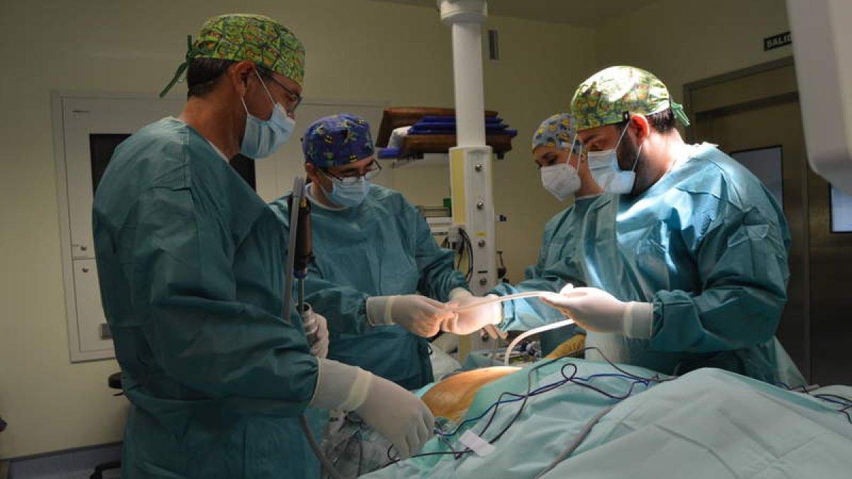 Los cirujanos, en una de las operaciones recientes en San Juan de Dios. DL