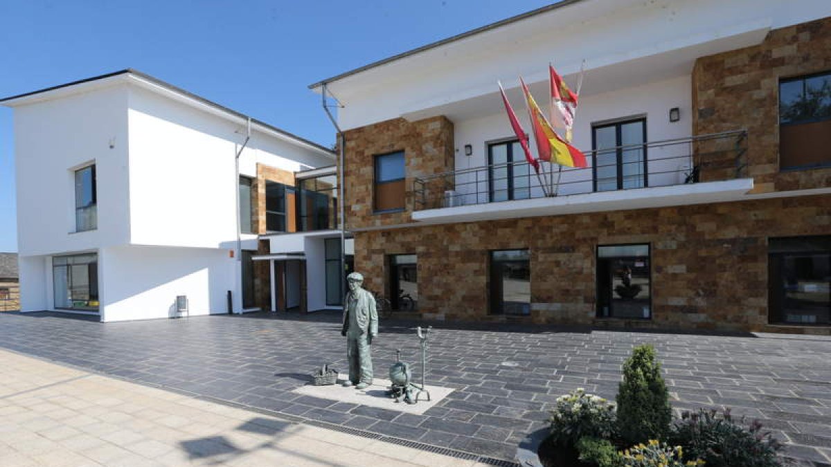 Imagen de archivo del exterior de la casa consistorial de Carracedelo ANA F. BARREDO