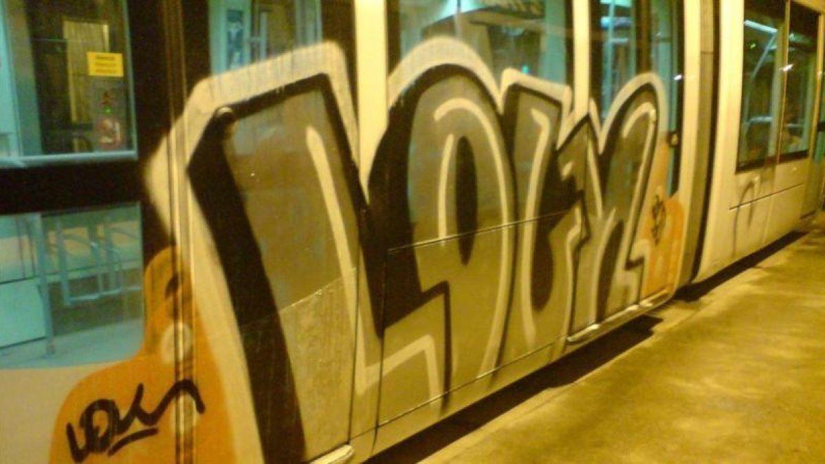 Un vagón de tren con grafitis que fueron denunciados a los Mossos.