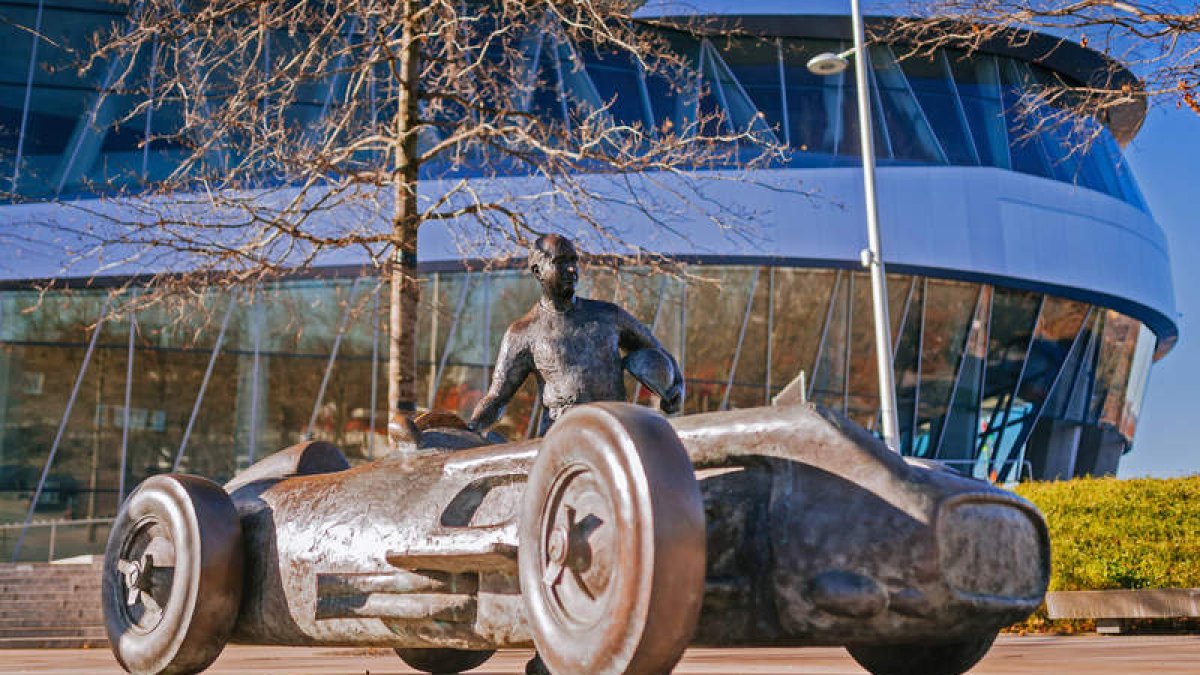 Juan Manuel Fangio ‘recibe’’ a los visitantes del Museo Mercedes-Benz en Stuttgart: tres toneladas de bronce que representan, con especial realismo, al cinco veces campeón mundial ‘entrando y saliendo’ del W 196 R ‘Flecha de Plata’ utilizado en las temporadas de 1954 y 1955. mb