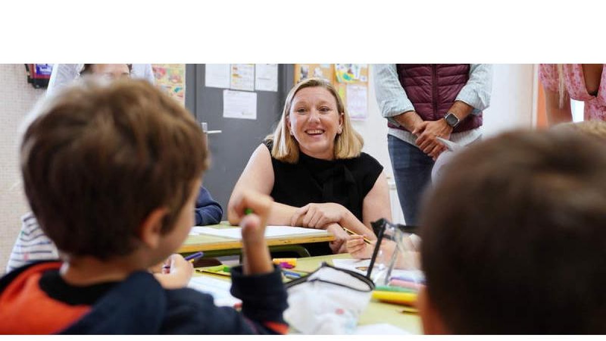 La consejera de Familia e Igualdad de Oportunidades, Isabel Blanco, con un grupo de niños y niñas que participan en el programa ‘Conciliamos verano’. NACHO GALLEGO