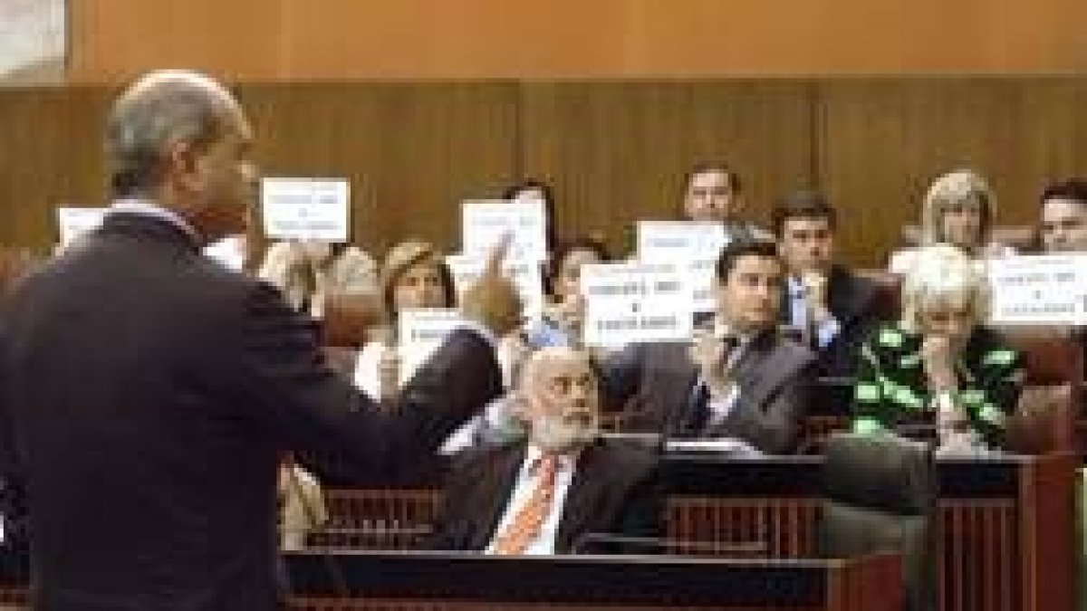Manuel Chaves interviene en el pleno ante las pancartas del PP