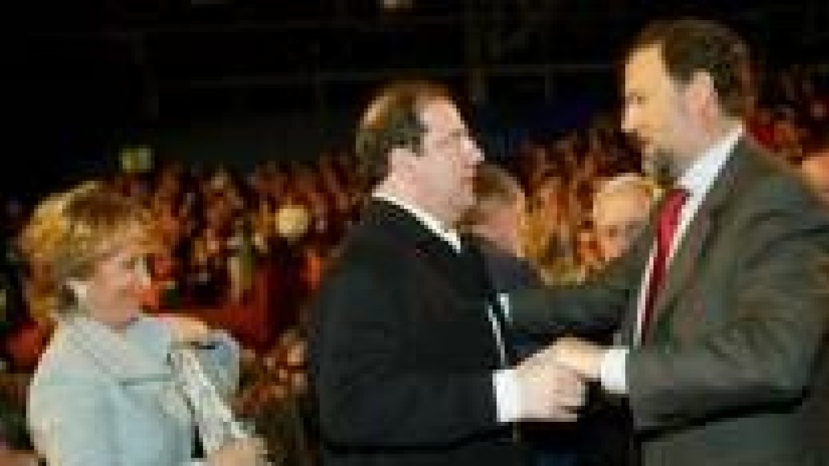Mariano Rajoy y Juan Vicente Herrera conversan durante un receso en presencia de Esperanza Aguirre