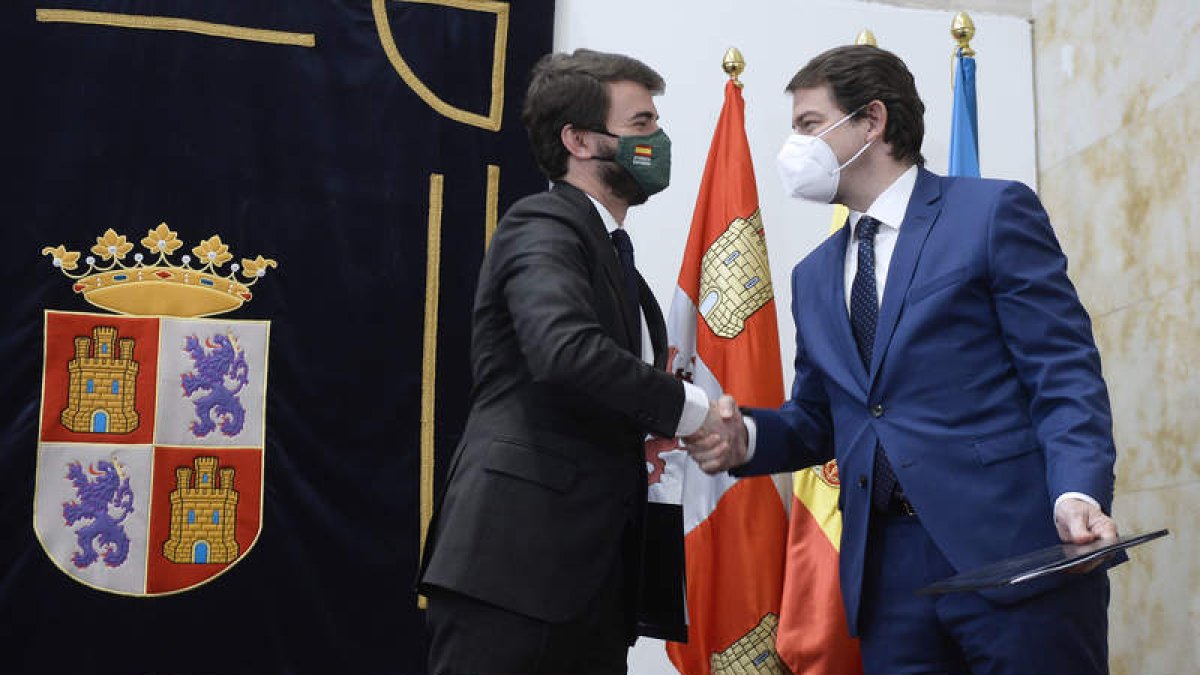 Alfonso Fernández Mañueco estrecha la mano de Juan García Gallardo tras el acuerdo. NACHO GALLEGO