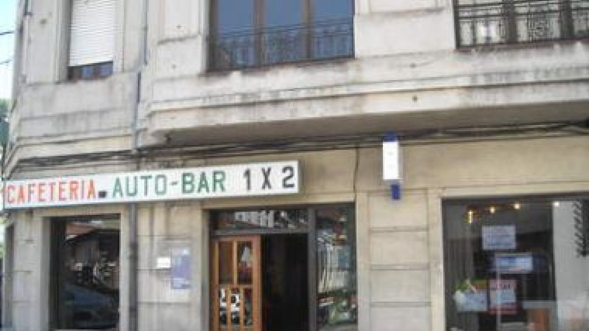 Fachada de la cafetería El Autobar de Villablino, en la que se selló el boleto ganador.