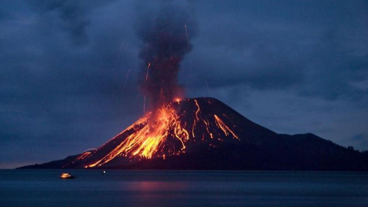 El Anak Krakatoa, hijo del volcán Krakatoa, lanzando intensas nubes de gases, rocas y lava el pasado 8 de noviembre del 2007.