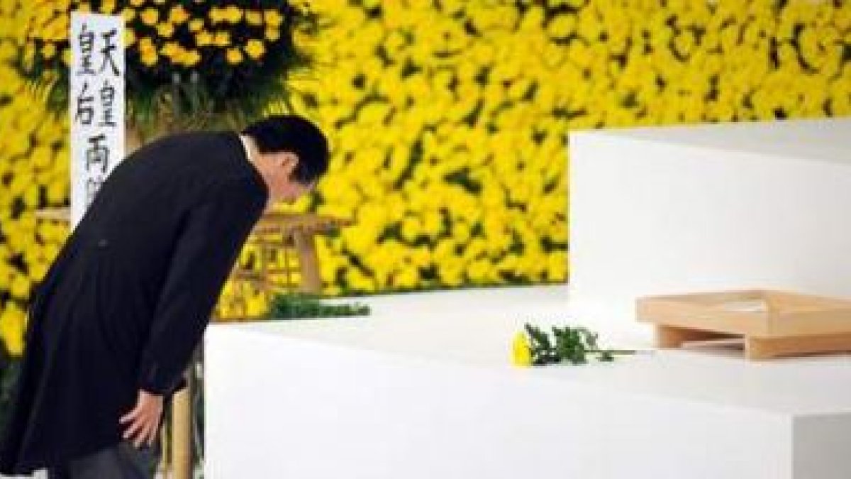 El primer ministro japonés, Naoto Kan, ante un altar conmemorativo del fin de la 2.ª Guerra Mundial