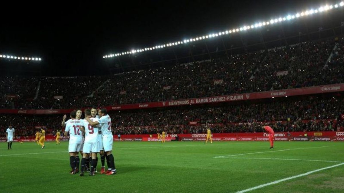 Los jugadores del Sevilla se abrazan tras conseguir un gol en el Sánchez Pizjuán.