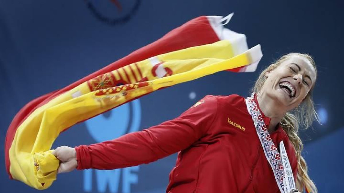 Lidia Valnetín celebra en el podio de Bucarest su éxito.
