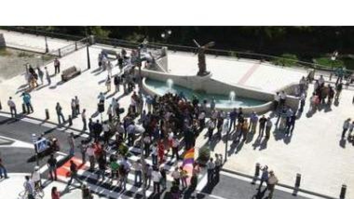 La réplica en bronce de la Victoria de Samotracia fue inaugurada ayer en medio de una multitud de au
